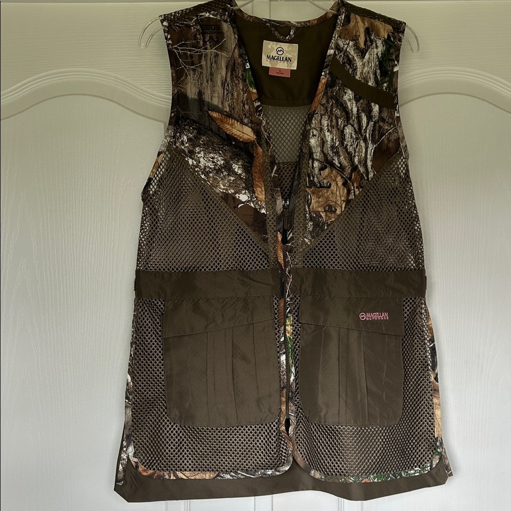 Magellan Outdoors Camo Mesh Vest Large
